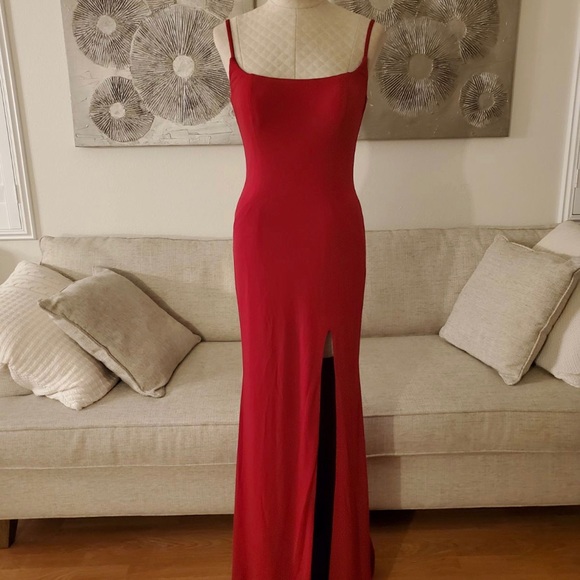 La Femme Caged Strappy-Back Gown size 6 in Red. - Picture 2 of 9
